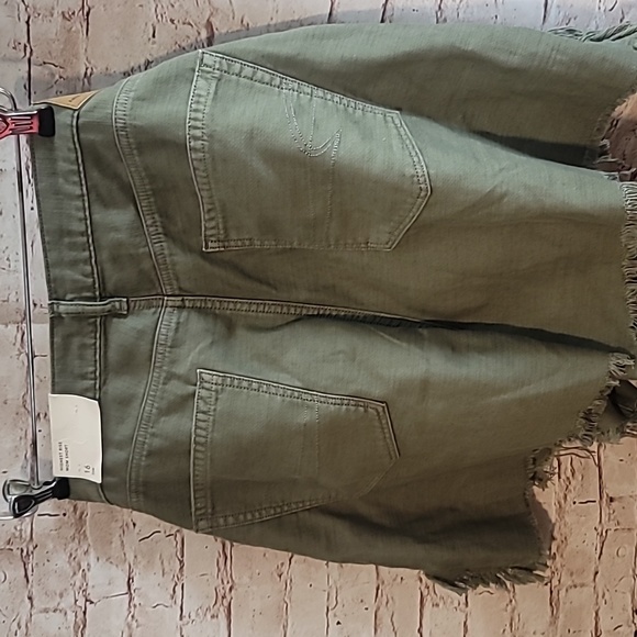 American Eagle Highest Rise Mom Short - Picture 9 of 10